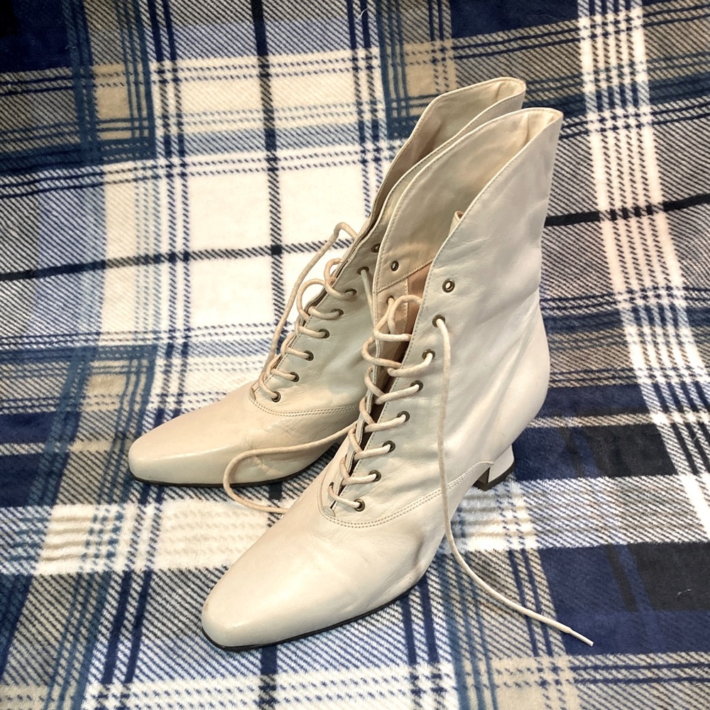 Vintage Nine West Cream Lace-Up Boots